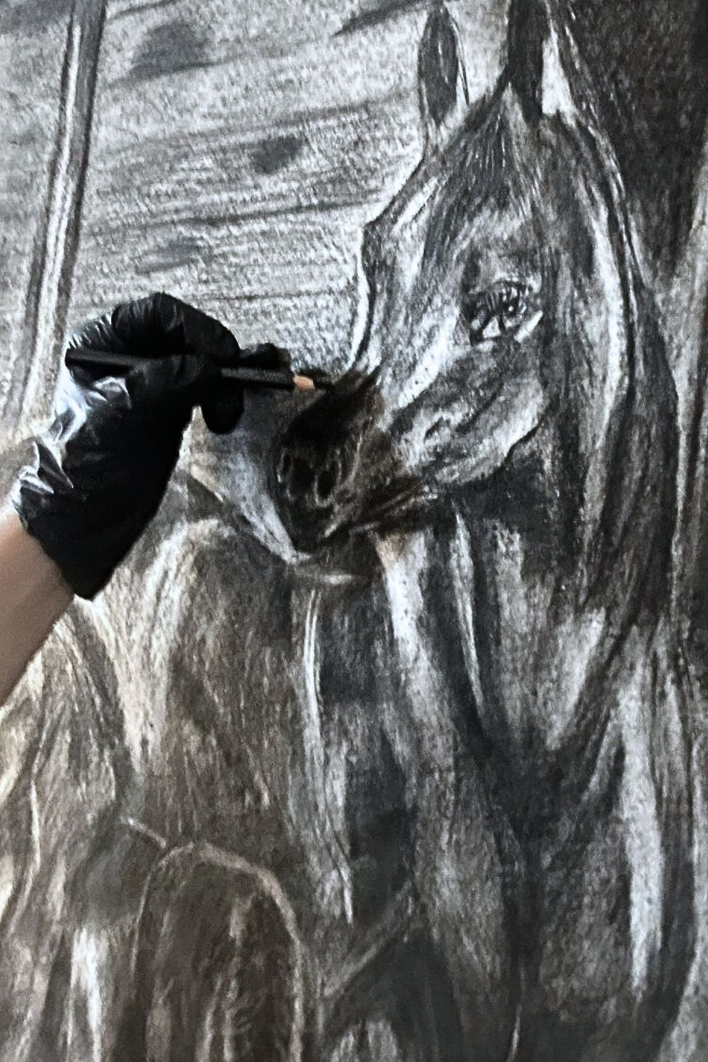 Obra Refugio en la Naturaleza mostrada junto a tecnología de proyección, destacando la integración de técnicas artísticas tradicionales con innovaciones tecnológicas.